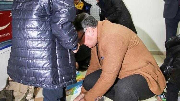 Hacılarda 250 ihtiyaç sahibi öğrenciye mont ve kışlık ayakkabı