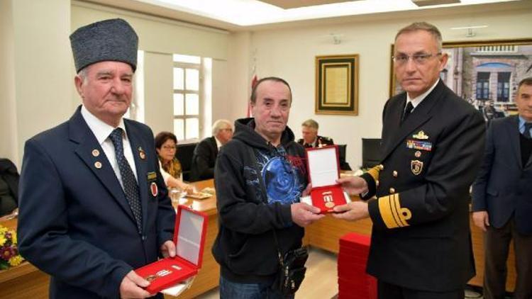 Foçadaki Kıbrıs gazilerine madalya ve beratları törenle dağıtıldı