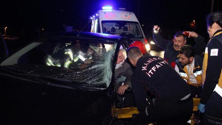 Minibüs ile çarpışan otomobilin sürücüsü ağır yaralandı
