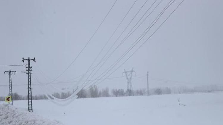 Karın etkisi altındaki Göksunda 24 saati aşkın süredir elektrikler kesik