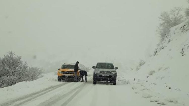 Bingölde kar yağışı nedeniyle araçlar mahsur kaldı