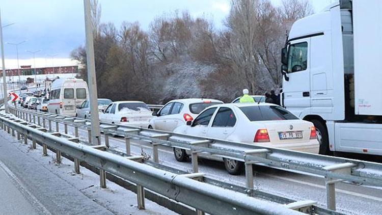 Araç kuyruğu 5 kilometreyi buldu