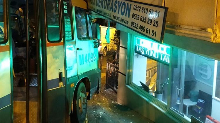 Güngörende freni tutmayan minibüs duvara çarptı: 3 yaralı