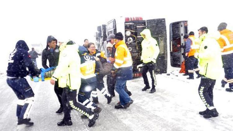 Karamanda yolcu otobüsü devrildi: 22 yaralı