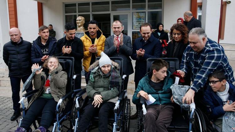 Trabzonspordan engelli öğrencilere tekerlekli sandalye desteği
