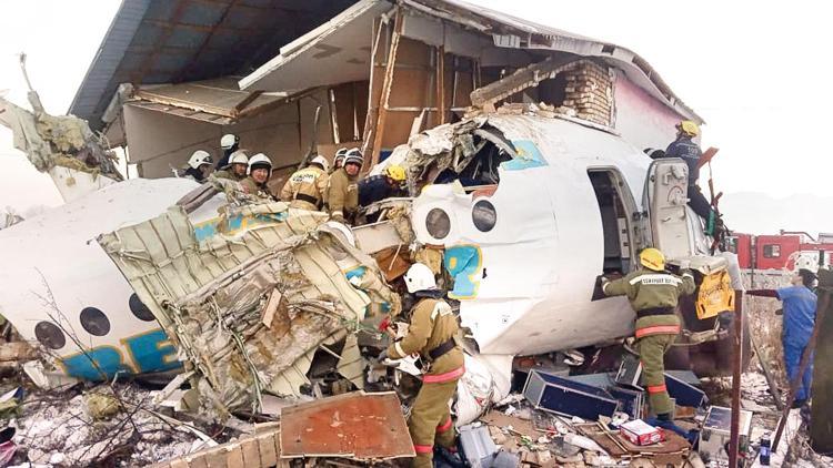 Kazakistanda uçak düştü: Eve çakıldı