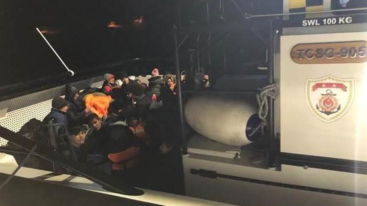 Çanakkale’de lastik botta 43 kaçak göçmen yakalandı