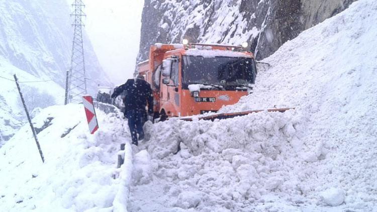 Hakkaride yola çığ düştü, Karayolları operatörü tehlike atlattı