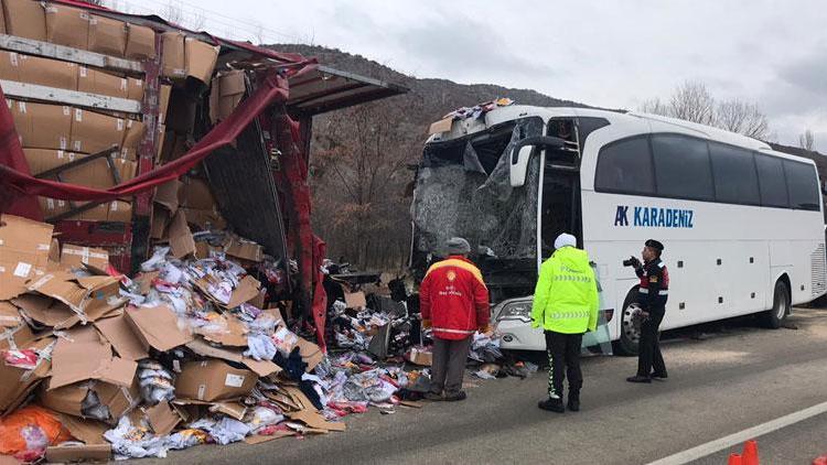 Çankırıda yolcu otobüsü ile tır çarpıştı: 1 ölü, 21 yaralı