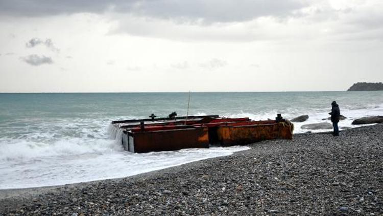 Dev dalgalar yüzünden tonlarca ağırlıktaki platform sahile vurdu