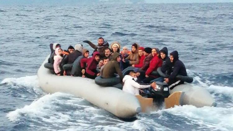 Kuşadasında lastik botta 31 kaçak göçmen yakalandı