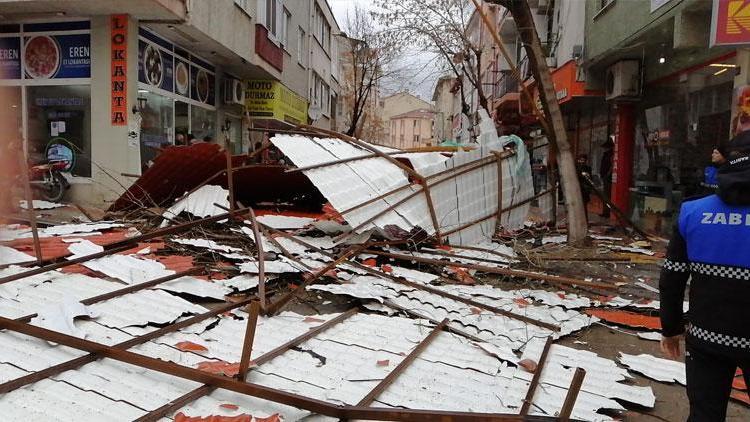 Bigada fırtına nedeniyle 5 katlı binanın çatısı uçtu