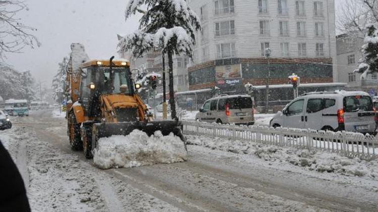 Akşehir’de kar temizliği çalışmaları devam ediyor