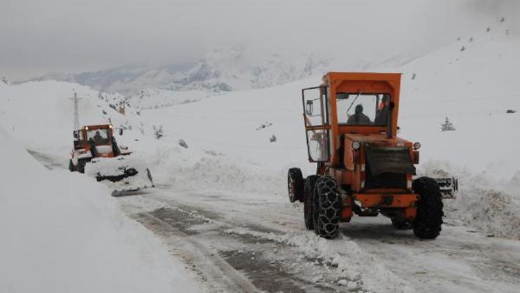 Tuncelide 70 köy yolu kardan kapalı