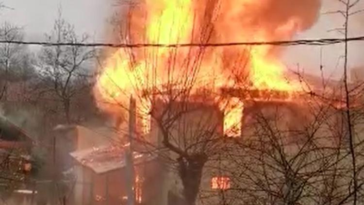 Bursada 2 katlı ev, alev alev yandı