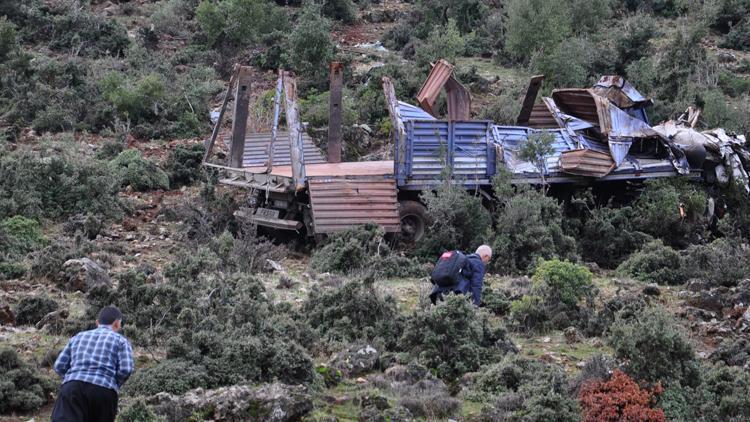 80 metreden yuvarlanan TIRın şoförü yaralandı