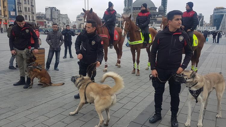 Polis köpekleri Taksimde yılbaşı devriyesine başladı