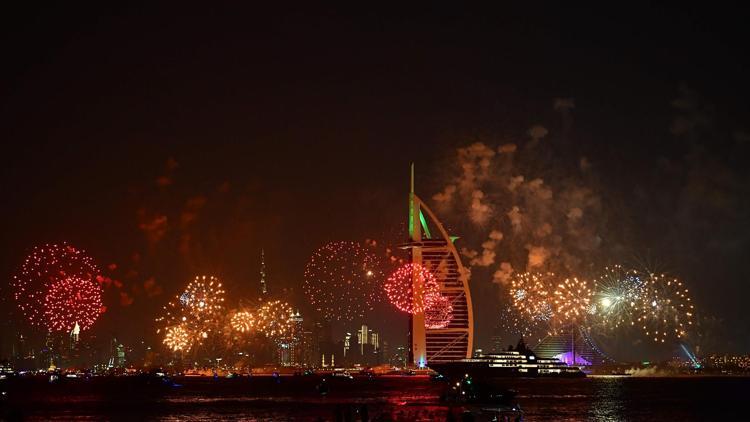 Dubai yeni yılı havai fişek ve ışık gösterisiyle karşıladı