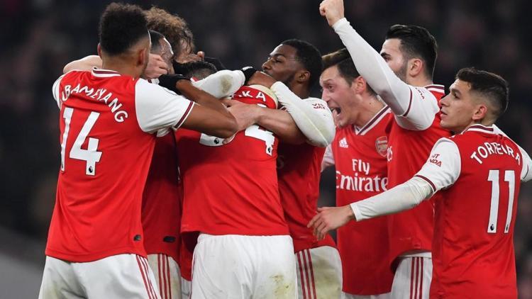 Arsenal, Manchester Unitedı ilk yarıda devirdi