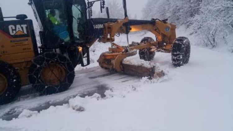 Bursa Büyükşehir Belediyesi ekipleri karla kapanan yolları açtı
