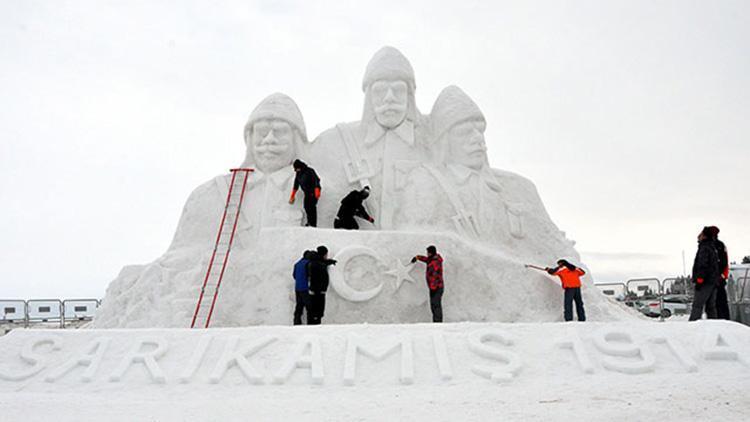 Sarıkamış’ta, donarak şehit olan Mehmetçik anısına kardan heykeller