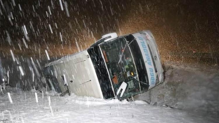 Erzincanda yolcu otobüsü devrildi: Yaralılar var...