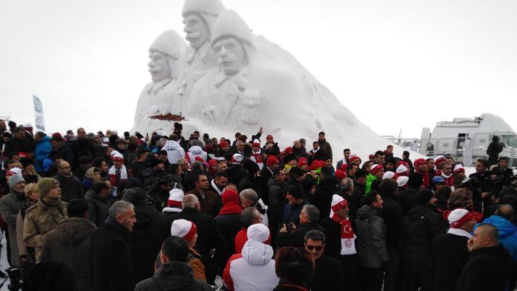 Şehit Mehmetçiklerin kardan heykellerine yoğun ilgi