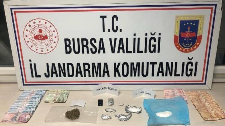 Jandarmadan kaçmaya çalışırken çamura saplanan araçtan uyuşturucu çıktı