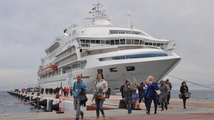 Kuşadası Limanına 665 turist getiren kruvaziyer 120 ton yakıt aldı