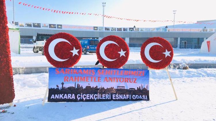 Şehitler anısına 20 bin karanfille dev Türk Bayrağı