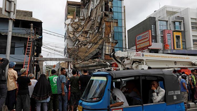 Endonezyada 4 katlı bina çöktü