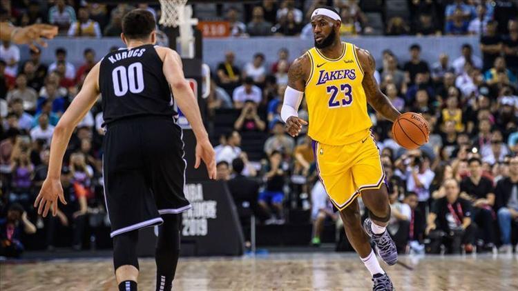 Lakers, LeBron Jamesin triple-double yaptığı maçta Pistonsı yendi