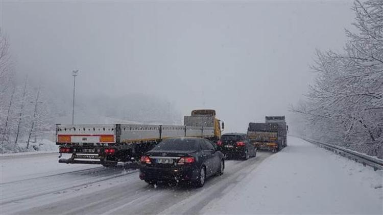 Son dakika... TIRlar yolda kaldı, Ankara yolu 2 saat kapandı Kilometrelerce kuyruk oluştu