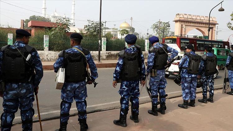 Hindistanda protestolar sırasında medreseye giren polislerin şiddet uyguladığı iddia edildi