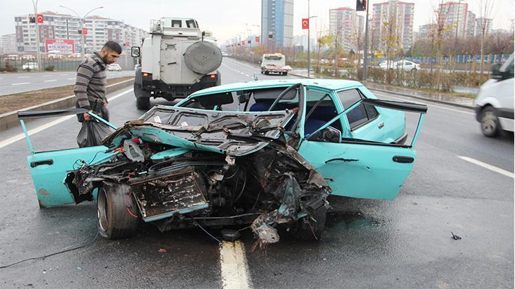 Diyarbakırda refüje çarpan araç hurdaya döndü: 2 ağır yaralı