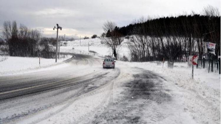 Kırklareli’nin yüksek kesimlerinde kar etkili oldu; 24 köy yolu kapalı
