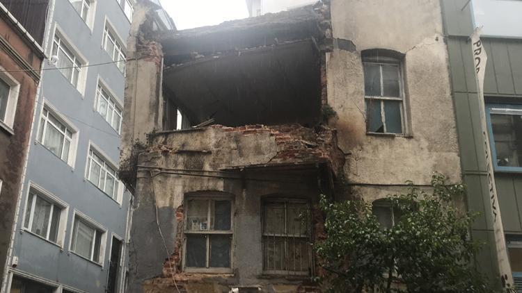 Son dakika haberi: Beyoğlunda iki katlı metruk bina çökme