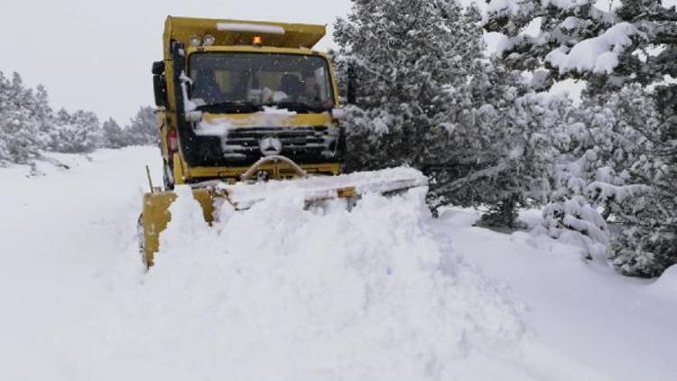 Afyonkarahisarda köy yollarında karla mücadele