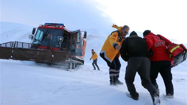 Erzurum 112 Acil ekipleri, zor şartlarda hastalara ulaşıyor