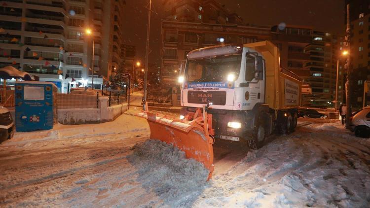 Kar mesaisi gece de devam etti