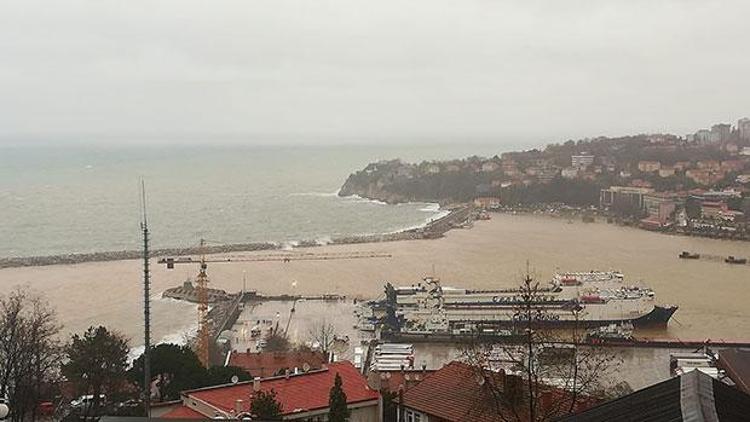 Zonguldakta yağışla birlikte liman sarıya döndü