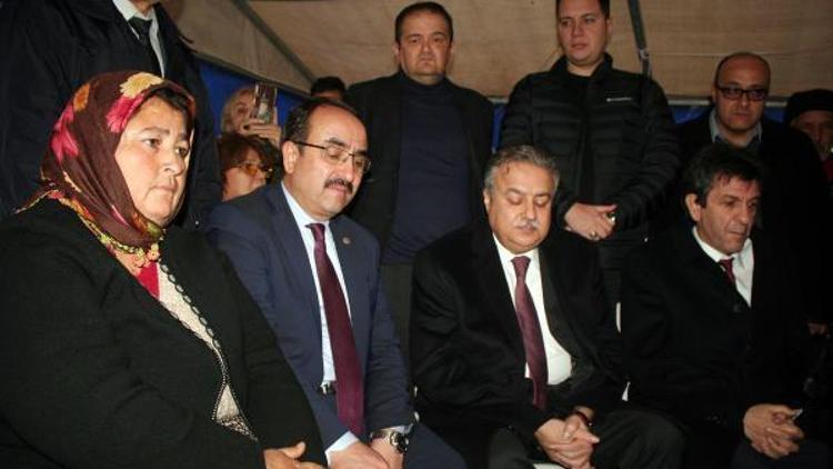 Bakan yardımcısı Özkaldı, selde ölen Öngelin ailesine taziye ziyaretinde bulundu
