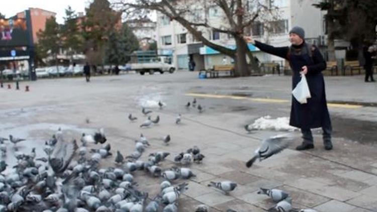 Esnafın ilk işi kuşları beslemek