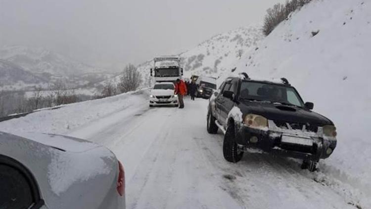 Hakkaride TIRlar kara saplandı, 20ye yakın araç karda mahsur kaldı