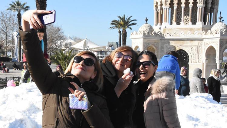 İzmir Konak Meydanında kar sürprizi