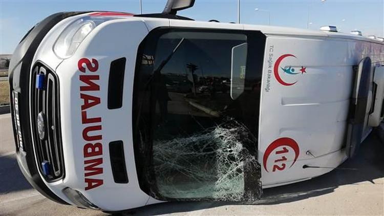 Hafif ticari araç ile ambulansla çarpıştı: 5 yaralı