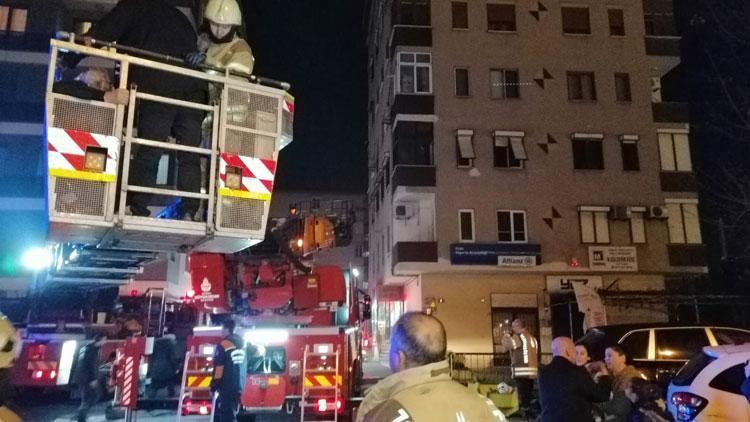 Kadıköyde bir apartmanda çıkan yangın söndürüldü