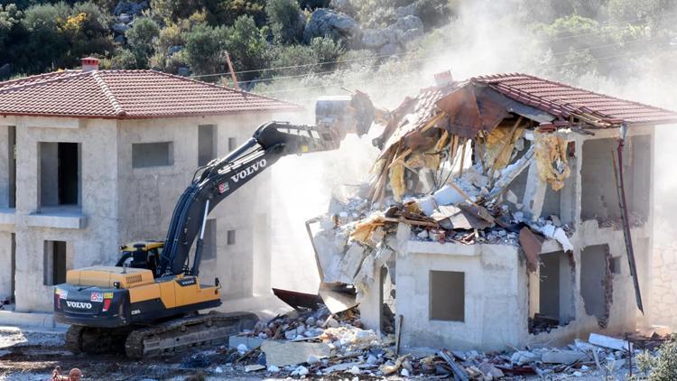 Demrede sit alanına yapılan 4 kaçak villa yıkıldı