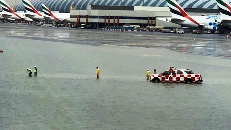 Sel hayatı felç etti Havaalanını su bastı