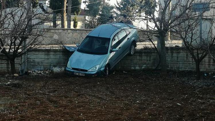 Otomobil bahçe duvarını aşıp askıda kaldı